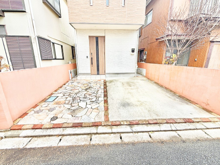  �O�ρ�����ɂ��钓�ԃX�y�[�X�Ȃ̂ň��S�ł���