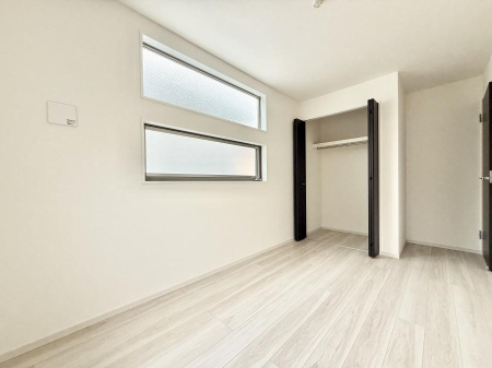 �Q�� �������V���v���ȋ�ԂŁA���[�t���x�b�h��f�X�N�ȂǁA���@�\�ȉƋ�����p���₷���ł�