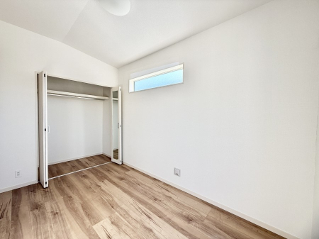 �Q�� �������V���v���ȋ�ԂŁA���[�t���x�b�h��f�X�N�ȂǁA���@�\�ȉƋ�����p���₷���ł�