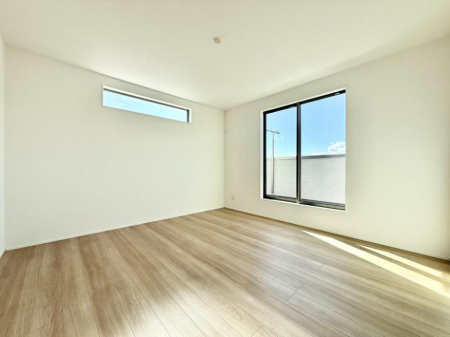 �Q�� �������V���v���ȋ�ԂŁA���[�t���x�b�h��f�X�N�ȂǁA���@�\�ȉƋ�����p���₷���ł�