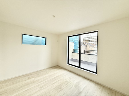 �Q�� �������V���v���ȋ�ԂŁA���[�t���x�b�h��f�X�N�ȂǁA���@�\�ȉƋ�����p���₷���ł�