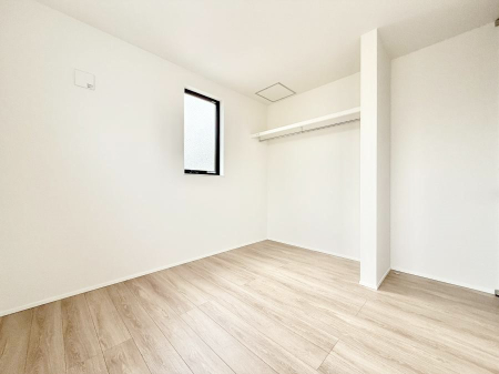 �Q�� �������V���v���ȋ�ԂŁA���[�t���x�b�h��f�X�N�ȂǁA���@�\�ȉƋ�����p���₷���ł�