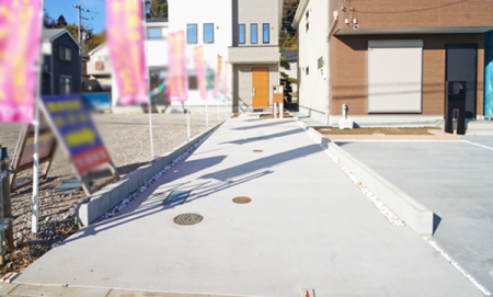  �O�ρ�����ɂ��钓�ԃX�y�[�X�Ȃ̂ň��S�ł���