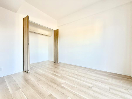 �Q�� �������V���v���ȋ�ԂŁA���[�t���x�b�h��f�X�N�ȂǁA���@�\�ȉƋ�����p���₷���ł�