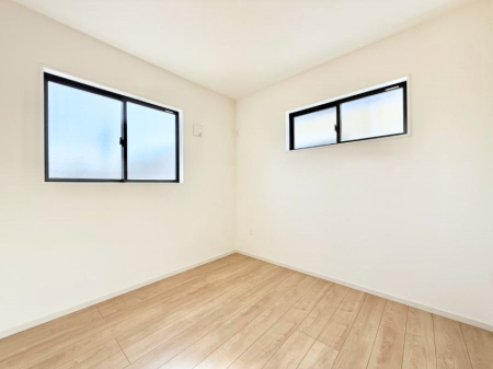 �Q�� �������V���v���ȋ�ԂŁA���[�t���x�b�h��f�X�N�ȂǁA���@�\�ȉƋ�����p���₷���ł�