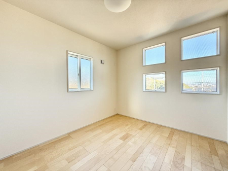 �Q�� �������V���v���ȋ�ԂŁA���[�t���x�b�h��f�X�N�ȂǁA���@�\�ȉƋ�����p���₷���ł�