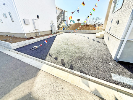  �O�ρ�����ɂ��钓�ԃX�y�[�X�Ȃ̂ň��S�ł���