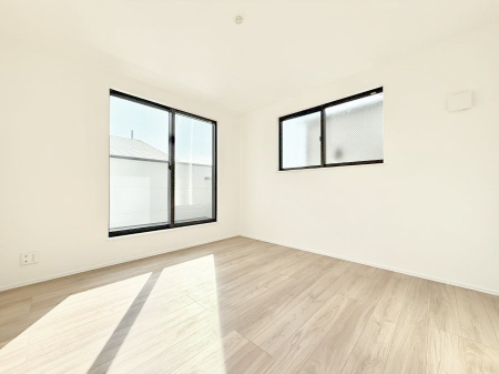 �Q�� �������V���v���ȋ�ԂŁA���[�t���x�b�h��f�X�N�ȂǁA���@�\�ȉƋ�����p���₷���ł�