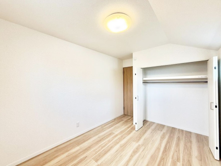 �Q�� �������V���v���ȋ�ԂŁA���[�t���x�b�h��f�X�N�ȂǁA���@�\�ȉƋ�����p���₷���ł�