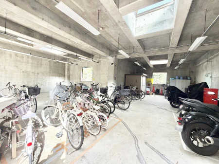 ���̑� �O�ρ����]�Ԃ��g�����Ƒ��ɂ����S�̒��փX�y�[�X��~�n���ɂ��p��