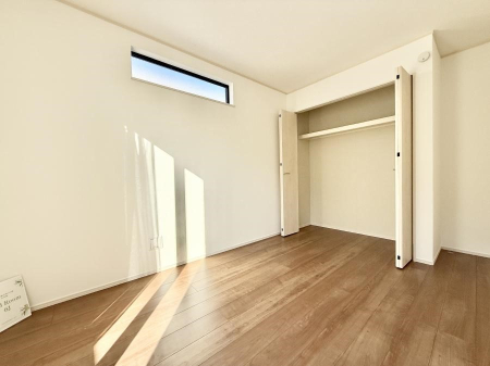 �Q�� �������V���v���ȋ�ԂŁA���[�t���x�b�h��f�X�N�ȂǁA���@�\�ȉƋ�����p���₷���ł�