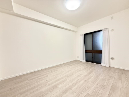 �Q�� �������V���v���ȋ�ԂŁA���[�t���x�b�h��f�X�N�ȂǁA���@�\�ȉƋ�����p���₷���ł�