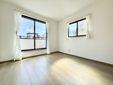 �Q�� �������V���v���ȋ�ԂŁA���[�t���x�b�h��f�X�N�ȂǁA���@�\�ȉƋ�����p���₷���ł�