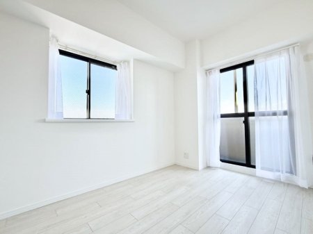 �Q�� �������V���v���ȋ�ԂŁA���[�t���x�b�h��f�X�N�ȂǁA���@�\�ȉƋ�����p���₷���ł�