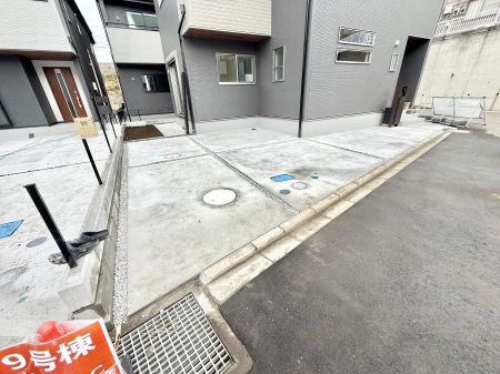  �O�ρ�����ɂ��钓�ԃX�y�[�X�Ȃ̂ň��S�ł���