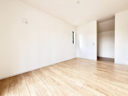 �Q�� �������V���v���ȋ�ԂŁA���[�t���x�b�h��f�X�N�ȂǁA���@�\�ȉƋ�����p���₷���ł�