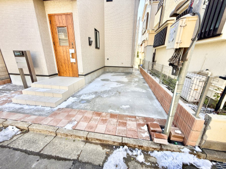  �O�ρ�����ɂ��钓�ԃX�y�[�X�Ȃ̂ň��S�ł���