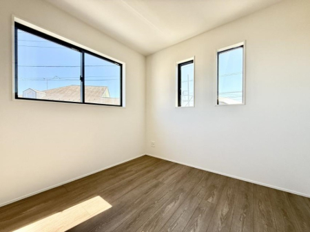 �Q�� �������V���v���ȋ�ԂŁA���[�t���x�b�h��f�X�N�ȂǁA���@�\�ȉƋ�����p���₷���ł�