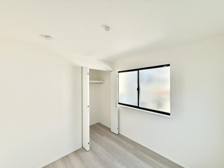 �Q�� �������V���v���ȋ�ԂŁA���[�t���x�b�h��f�X�N�ȂǁA���@�\�ȉƋ�����p���₷���ł�