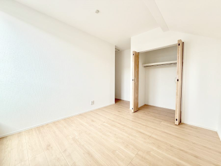 �Q�� �������V���v���ȋ�ԂŁA���[�t���x�b�h��f�X�N�ȂǁA���@�\�ȉƋ�����p���₷���ł�