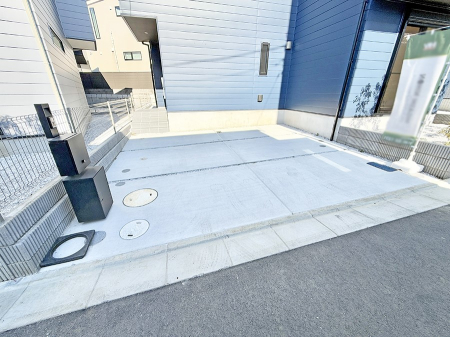  �O�ρ�����ɂ��钓�ԃX�y�[�X�Ȃ̂ň��S�ł���