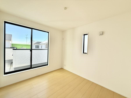 �Q�� �������V���v���ȋ�ԂŁA���[�t���x�b�h��f�X�N�ȂǁA���@�\�ȉƋ�����p���₷���ł�