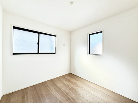 �Q�� �������V���v���ȋ�ԂŁA���[�t���x�b�h��f�X�N�ȂǁA���@�\�ȉƋ�����p���₷���ł�