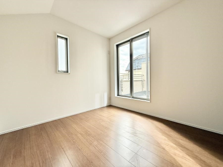 �Q�� �������V���v���ȋ�ԂŁA���[�t���x�b�h��f�X�N�ȂǁA���@�\�ȉƋ�����p���₷���ł�