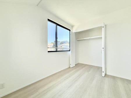 �Q�� �������V���v���ȋ�ԂŁA���[�t���x�b�h��f�X�N�ȂǁA���@�\�ȉƋ�����p���₷���ł�