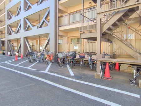 ���̑� �O�ρ����X�̈ړ��ɕ֗��Ȓ��փX�y�[�X����������m�ۂ���Ă��܂�