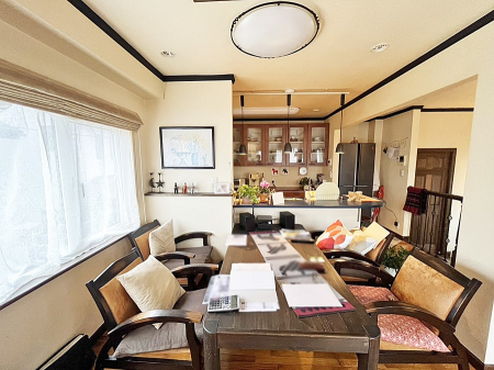 ���r���O ���������R�Ɖ�b�����܂��A�S�n�悢�ЂƂƂ�