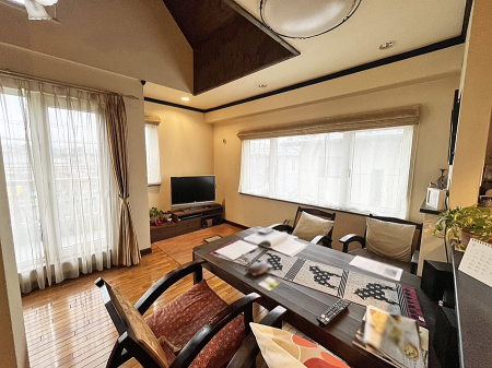 ���r���O ���������S�n�̂����A���z�̃��r���O