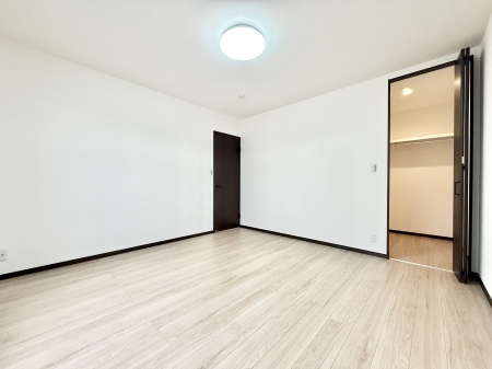 �Q�� �������V���v���ȋ�ԂŁA���[�t���x�b�h��f�X�N�ȂǁA���@�\�ȉƋ�����p���₷���ł�