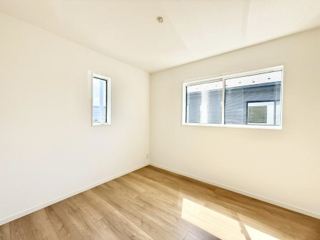 �Q�� �������V���v���ȋ�ԂŁA���[�t���x�b�h��f�X�N�ȂǁA���@�\�ȉƋ�����p���₷���ł�