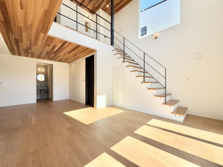 ���r���O ���������S�n�̂����A���z�̃��r���O