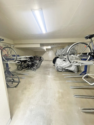 ���̑� �O�ρ��~�n���ɒ��֏���������Ă���A���]�Ԃ̗��p���X���[�Y�ł�