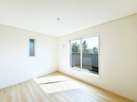 �Q�� �������V���v���ȋ�ԂŁA���[�t���x�b�h��f�X�N�ȂǁA���@�\�ȉƋ�����p���₷���ł�