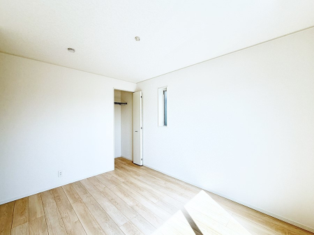 �Q�� �������V���v���ȋ�ԂŁA���[�t���x�b�h��f�X�N�ȂǁA���@�\�ȉƋ�����p���₷���ł�