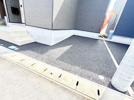  �O�ρ�����ɂ��钓�ԃX�y�[�X�Ȃ̂ň��S�ł���