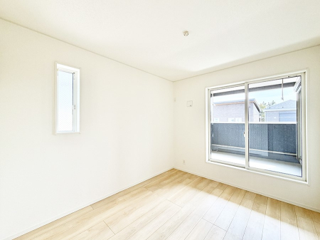 �Q�� �������V���v���ȋ�ԂŁA���[�t���x�b�h��f�X�N�ȂǁA���@�\�ȉƋ�����p���₷���ł�