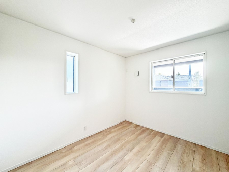 �Q�� �������V���v���ȋ�ԂŁA���[�t���x�b�h��f�X�N�ȂǁA���@�\�ȉƋ�����p���₷���ł�