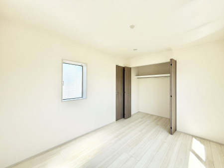 �Q�� �������V���v���ȋ�ԂŁA���[�t���x�b�h��f�X�N�ȂǁA���@�\�ȉƋ�����p���₷���ł�