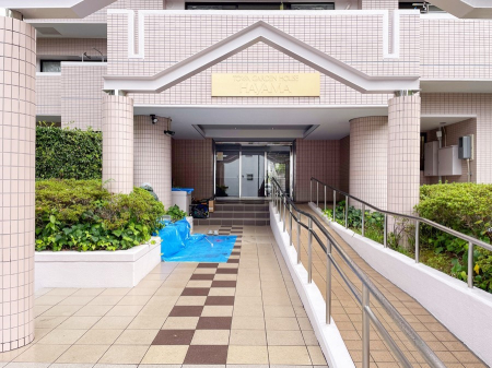 �G���g�����X �O�ρ��Ǘ��̍s���͂����G���g�����X�ň��S���ĕ�点����ł�