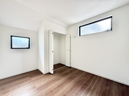 �Q�� �������V���v���ȋ�ԂŁA���[�t���x�b�h��f�X�N�ȂǁA���@�\�ȉƋ�����p���₷���ł�