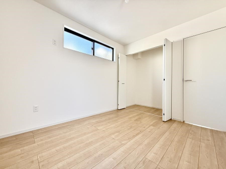 �Q�� �������V���v���ȋ�ԂŁA���[�t���x�b�h��f�X�N�ȂǁA���@�\�ȉƋ�����p���₷���ł�