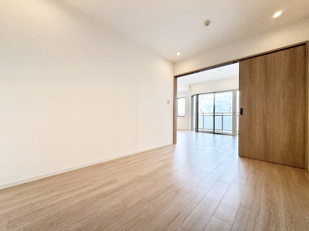 �Q�� �������V���v���ȋ�ԂŁA���[�t���x�b�h��f�X�N�ȂǁA���@�\�ȉƋ�����p���₷���ł�