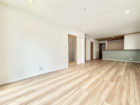 ���r���O ����