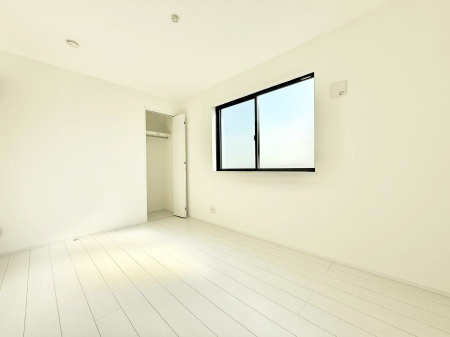 �Q�� �������V���v���ȋ�ԂŁA���[�t���x�b�h��f�X�N�ȂǁA���@�\�ȉƋ�����p���₷���ł�