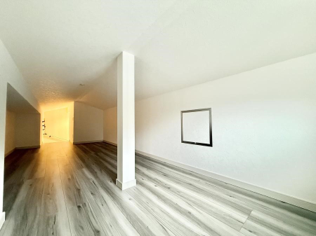 �Q�� �������V���v���ȋ�ԂŁA���[�t���x�b�h��f�X�N�ȂǁA���@�\�ȉƋ�����p���₷���ł�