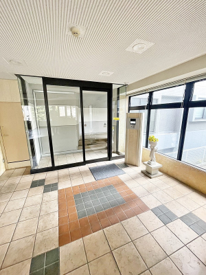 �G���g�����X �O�ρ��Ǘ��̍s���͂����G���g�����X�ň��S���ĕ�点����ł�